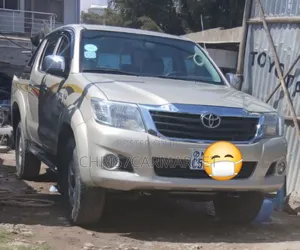Toyota Hilux 2.5 D-4D 4X4 SRX 2010 Gold