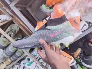 ታኬታ Football Boots