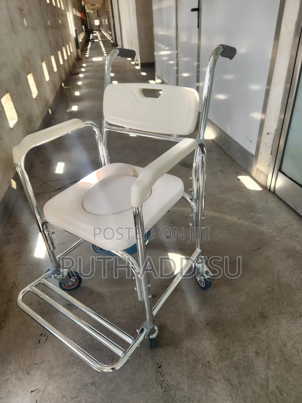 ኮሞድ ባለ ፖፖ ዊልቸር Wheelchair አዲስ ምቹ እና ጠንካራ ዊልቸር