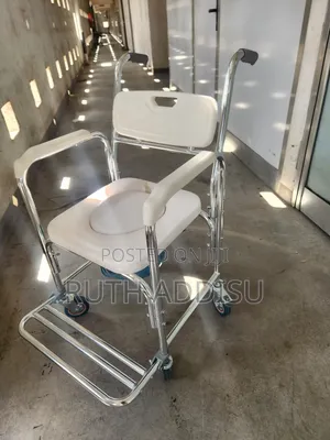 ኮሞድ ባለ ፖፖ ዊልቸር Wheelchair አዲስ ምቹ እና ጠንካራ ዊልቸር