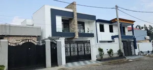 የሚሸጥ ቤት ወሰን አካባቢ G+1 7 ምኝታ 2ኪችን 1 ሳሎን 6 መታጠቢያ 2መኪና ማቆሚያ 200ካሬ