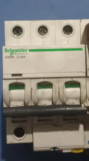 Schneider Electric Ic65n C 32a 3 Pole 32 Amp 400v Circuit Breaker
