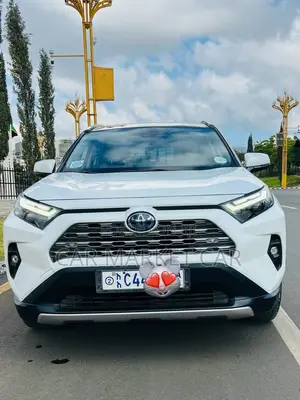 Toyota RAV4 Hybrid XLE AWD 2024 White