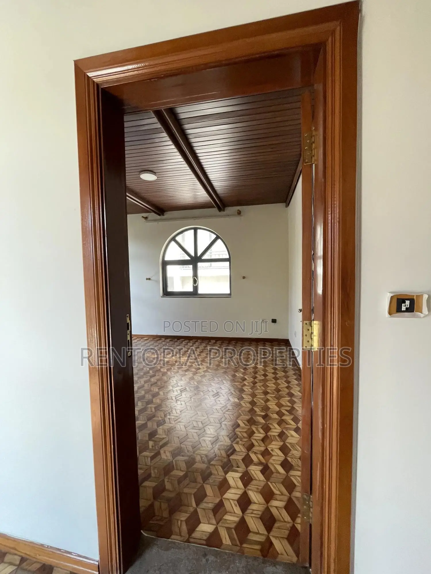 Exclusive G+2 Commercial Building – Bole (Ideal for Ngo/Hq)