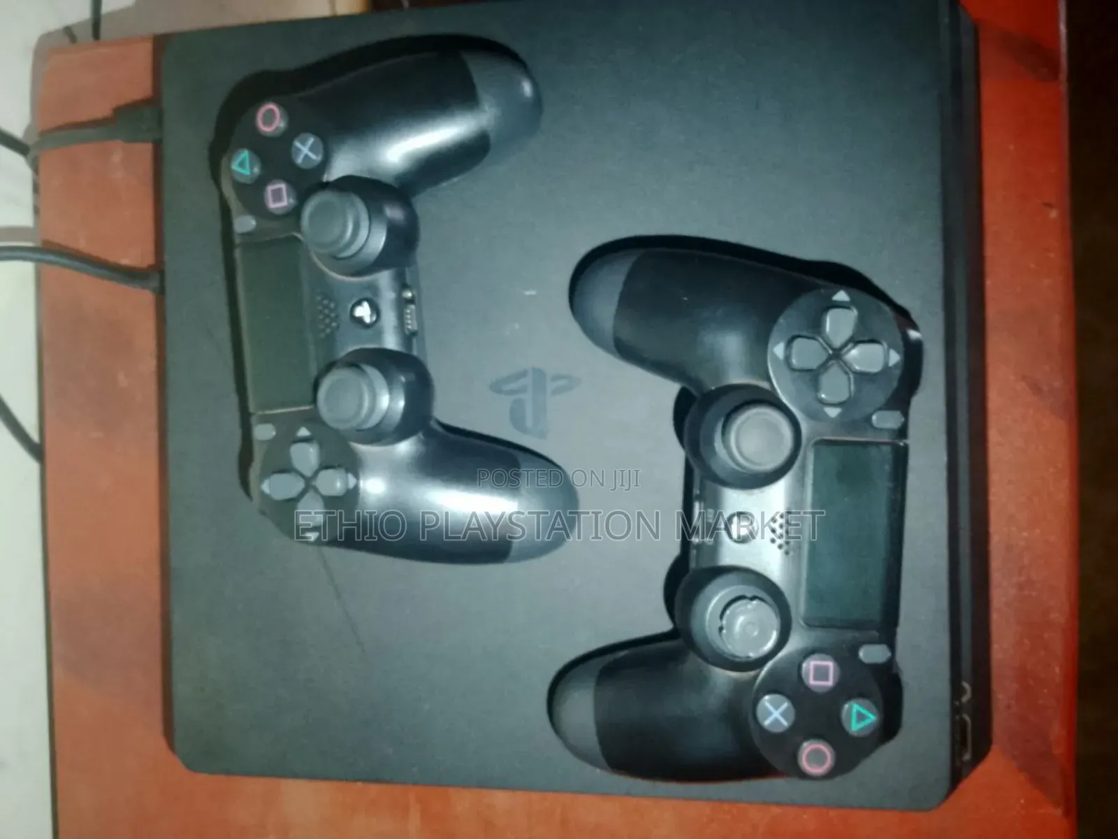 Playstation 4 Slim ከሁለት ጆይስቲክ ጋር