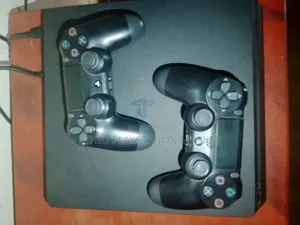 Playstation 4 Slim ከሁለት ጆይስቲክ ጋር