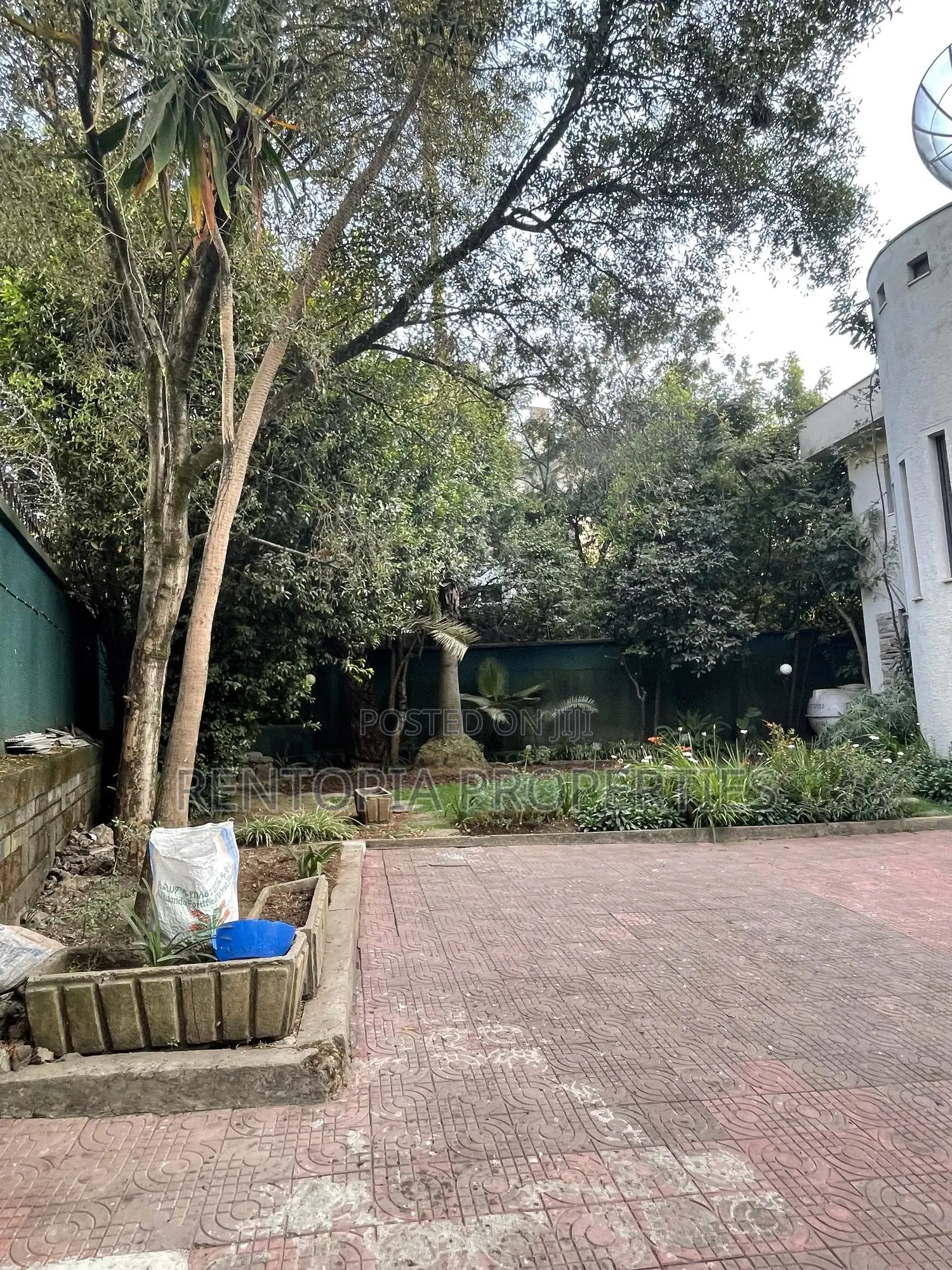 5bdrm Mansion in Bole for rent