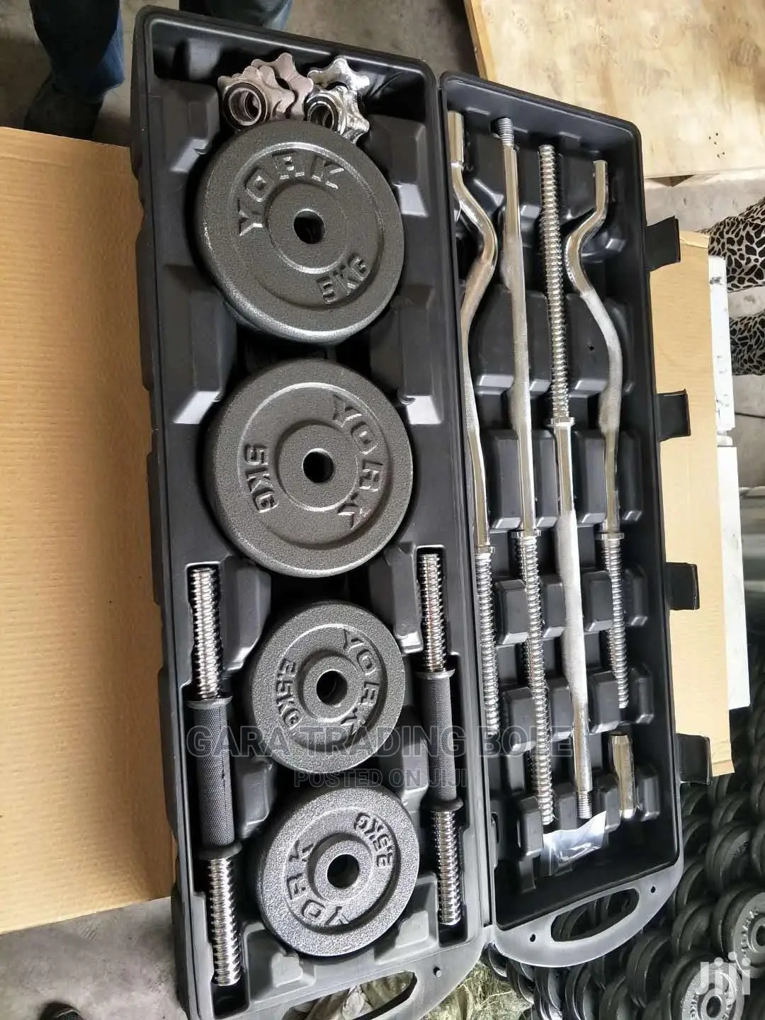 Dumbbell and Barbellcolour, Black Whiteበነፃ እናደርሳለን