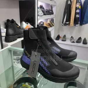 ውሀ የማያስገባ ጫማ