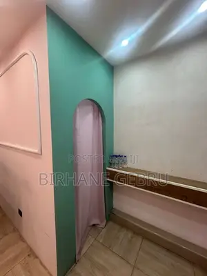 Nail Salun for Rent