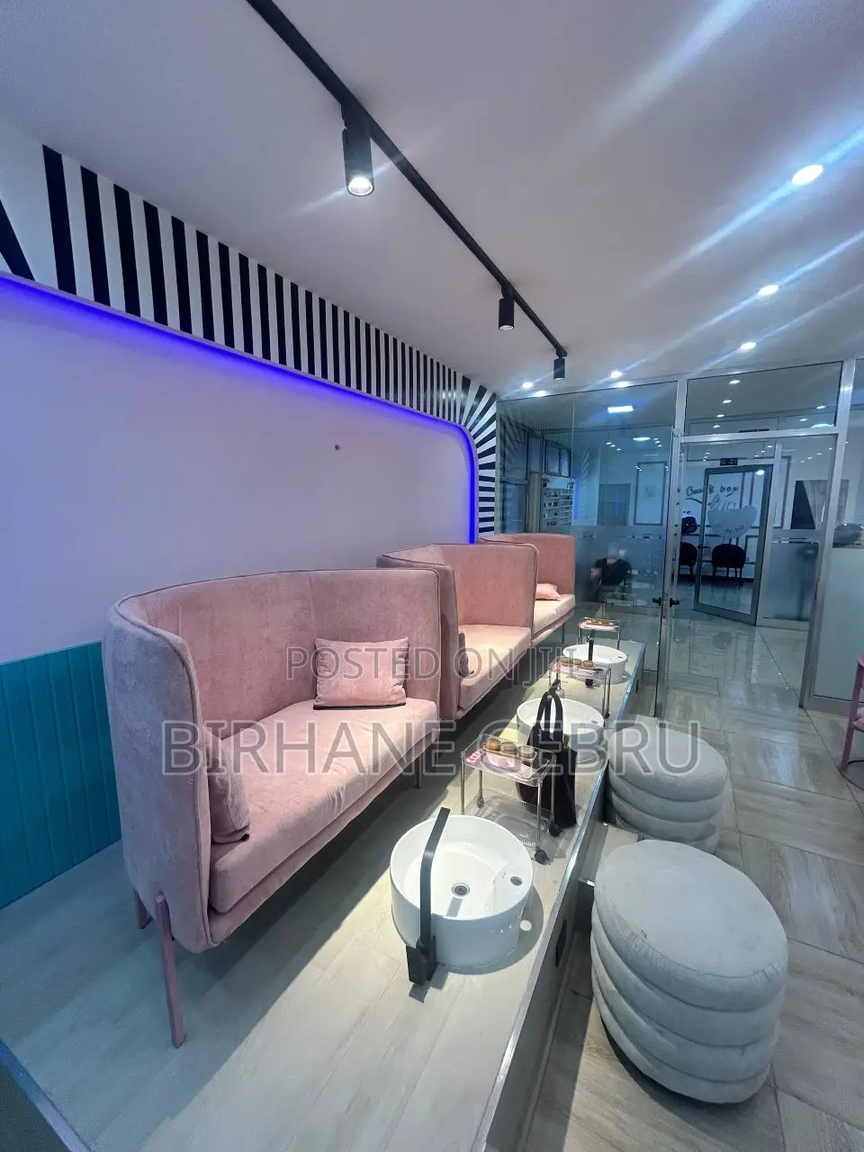 Nail Salun for Rent