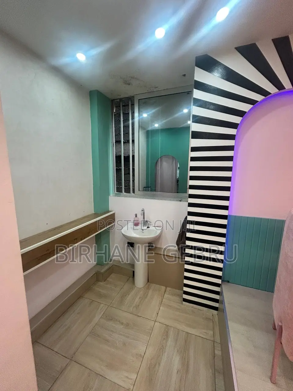 Nail Salun for Rent