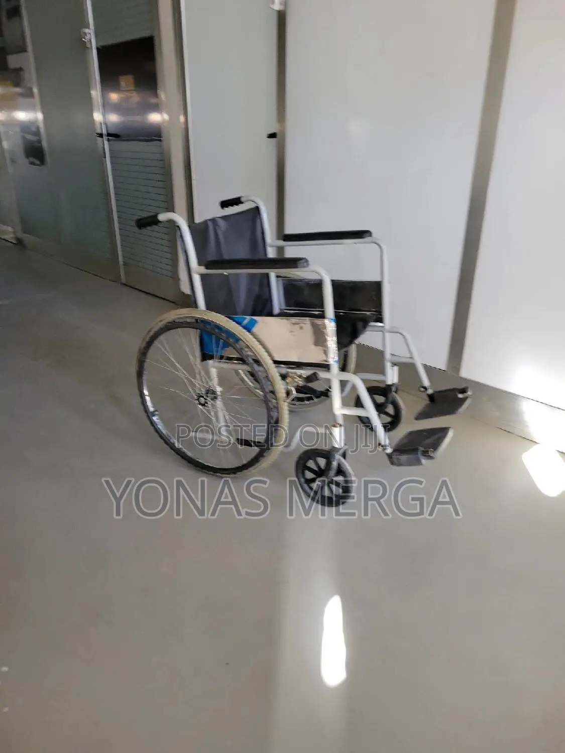 Used Wheelchair号部wheelchair疇龱both the Sides, Brakes Are Provided;