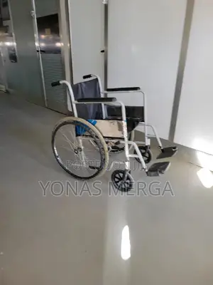 Used Wheelchair号部wheelchair疇龱both the Sides, Brakes Are Provided;