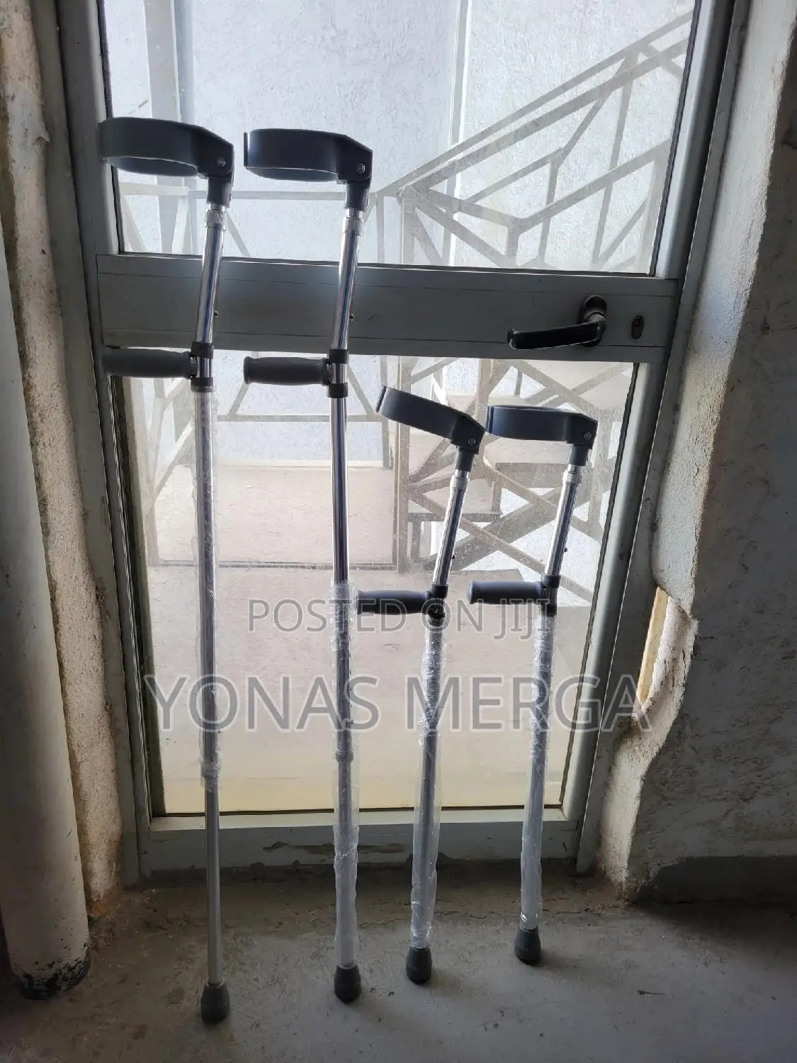 Aluminium Walking Crutches With Spring System, Padded Hand