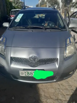 Toyota Yaris Base Sedan 4dr 2010 Silver