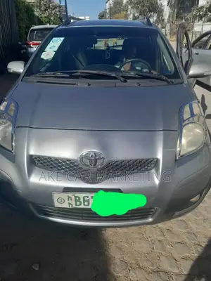 Toyota Yaris Base Sedan 4dr 2010 Silver