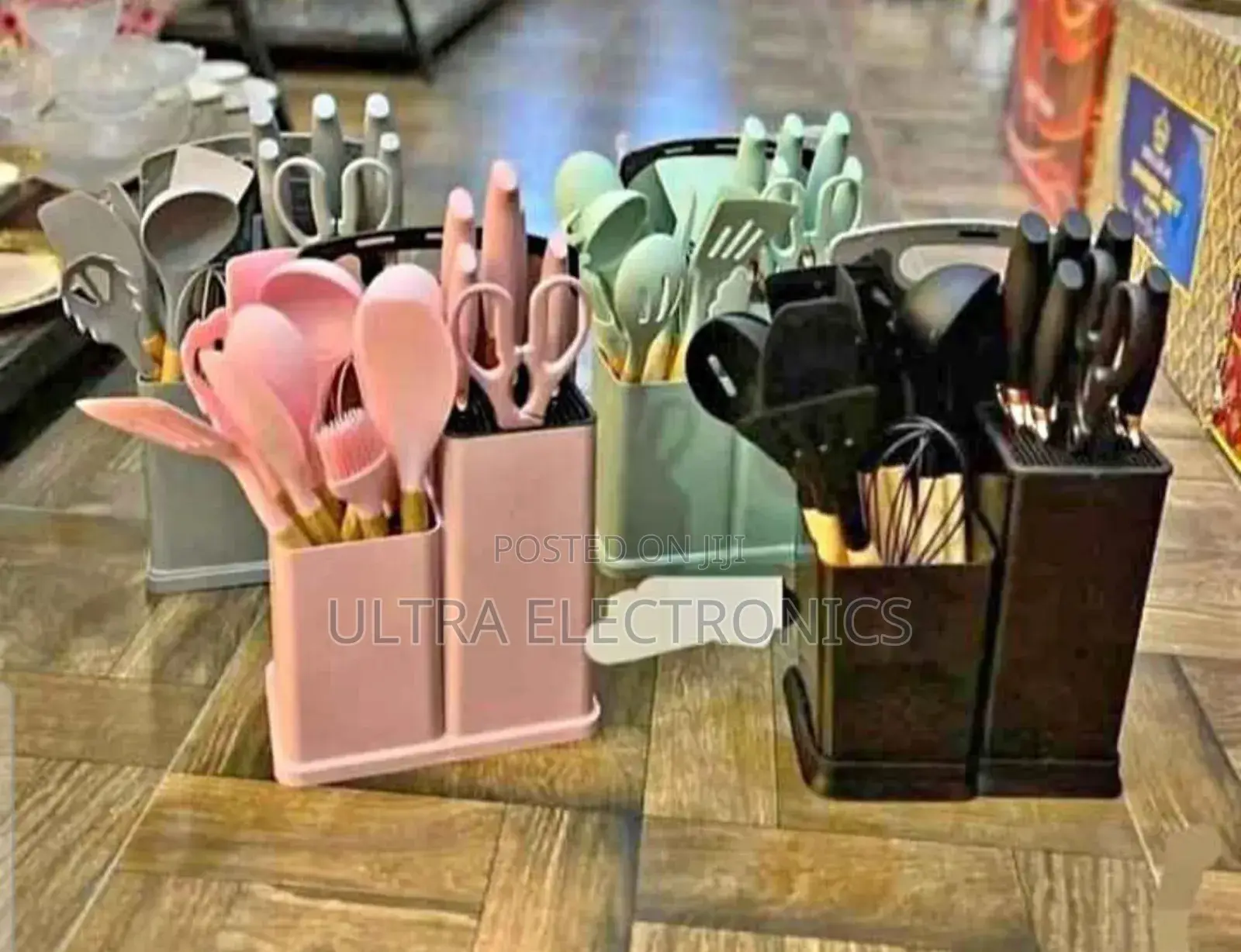 19-piece Silicone Kitchen Utensil And Knife Set With A Holder.