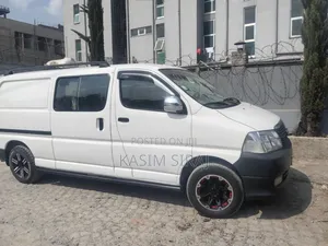 Toyota HiAce 2011 White