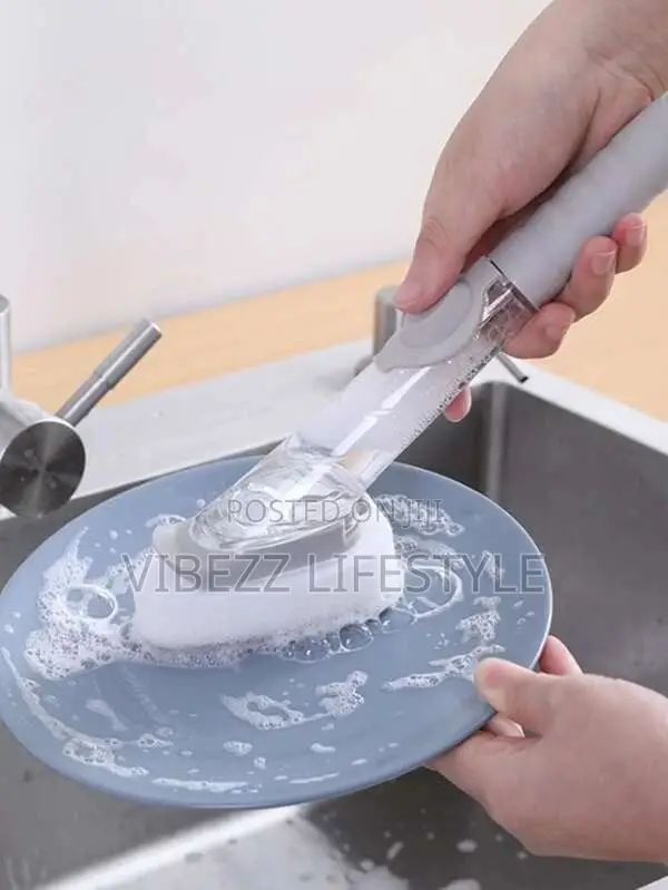 የሳሙና መያዣ ያለው የዕቃ ማጠቢያ ብሩሽ (Soap Dispensing Dish Brush)