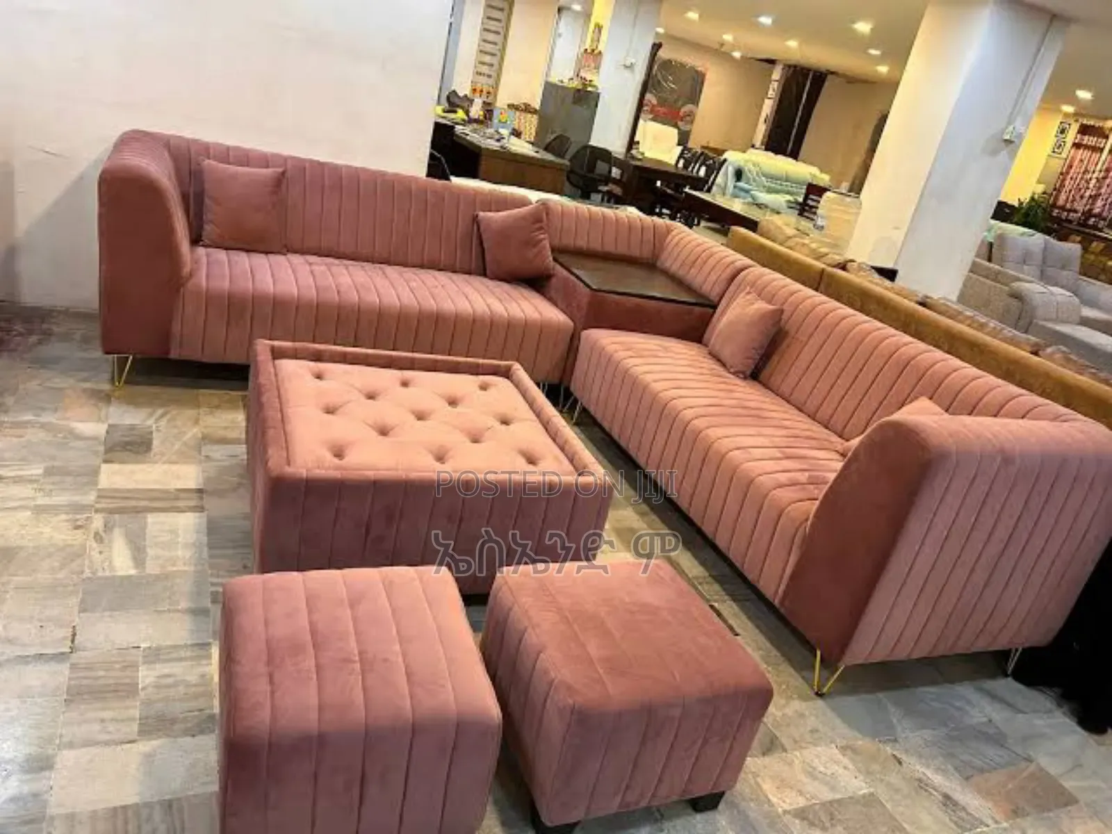 Rolledarm Sofa Design With Table