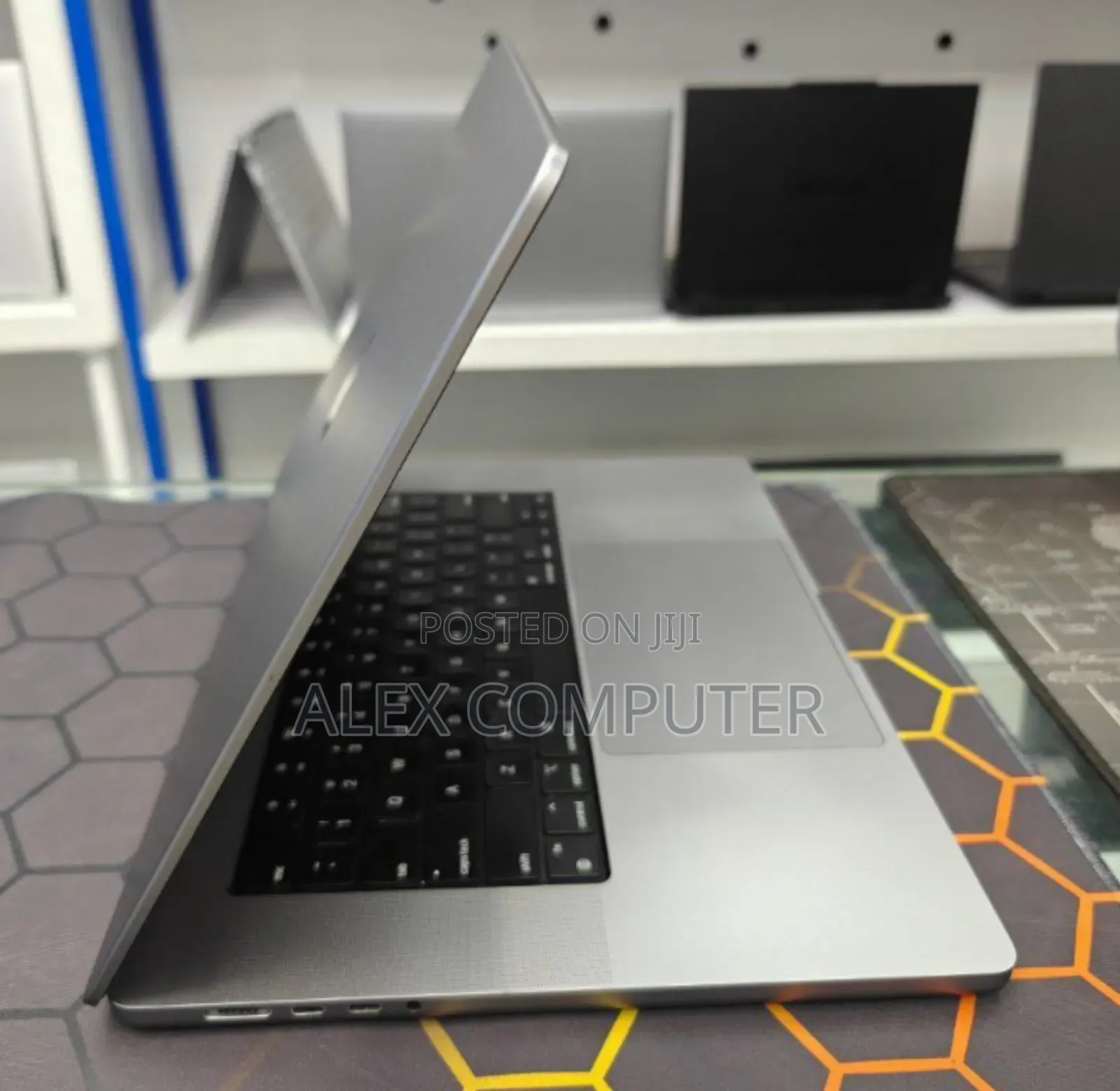 New Laptop Apple MacBook Pro M1 16GB Apple M1 Pro SSD 512GB