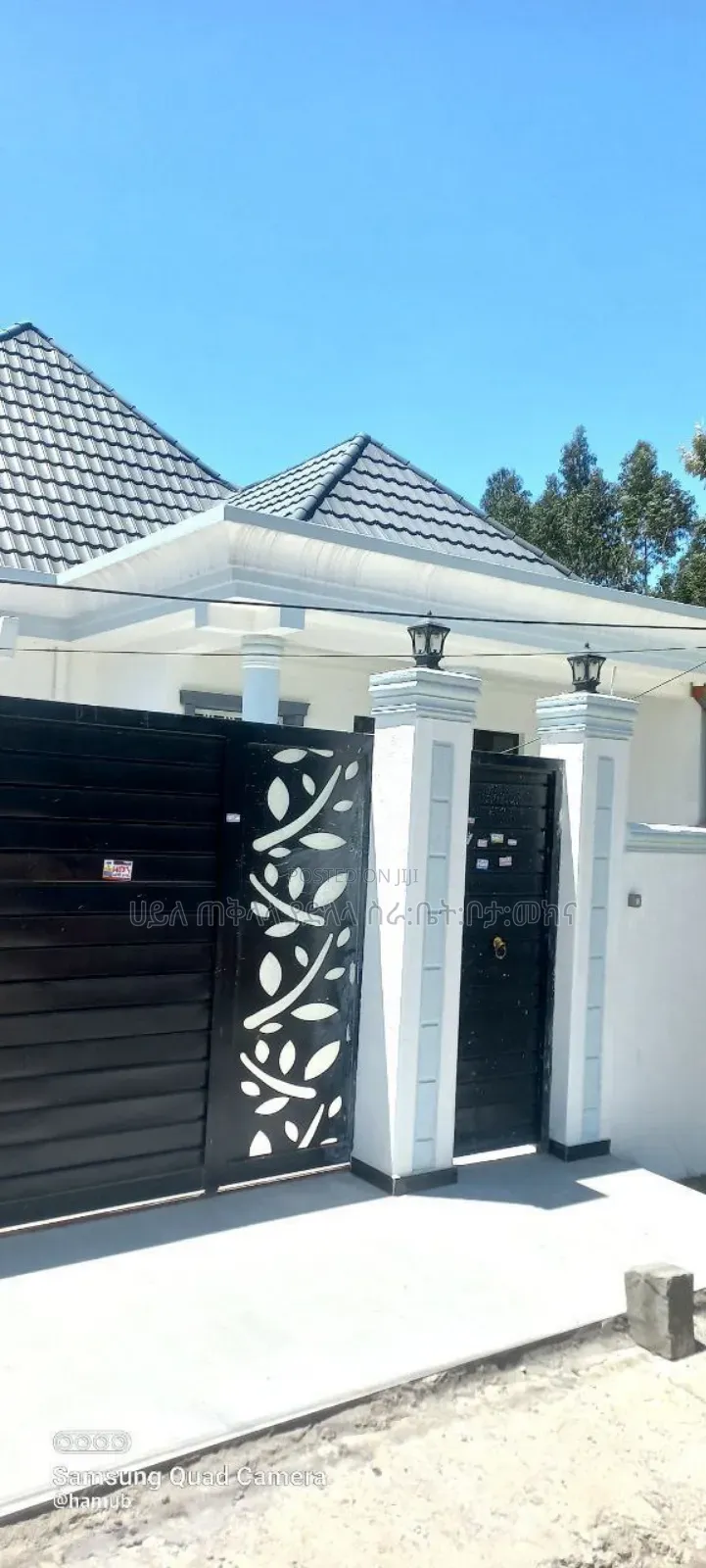 Furnished 4bdrm Villa in አያት ዞን ኮምፋውንድ ውስጥ, Yeka for sale