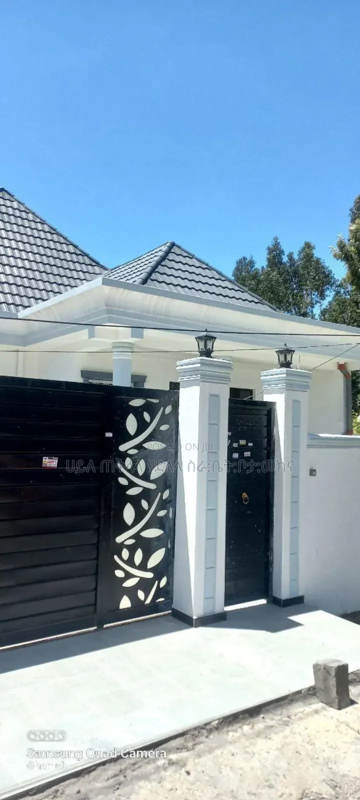 Furnished 4bdrm Villa in አያት ዞን ኮምፋውንድ ውስጥ, Yeka for sale