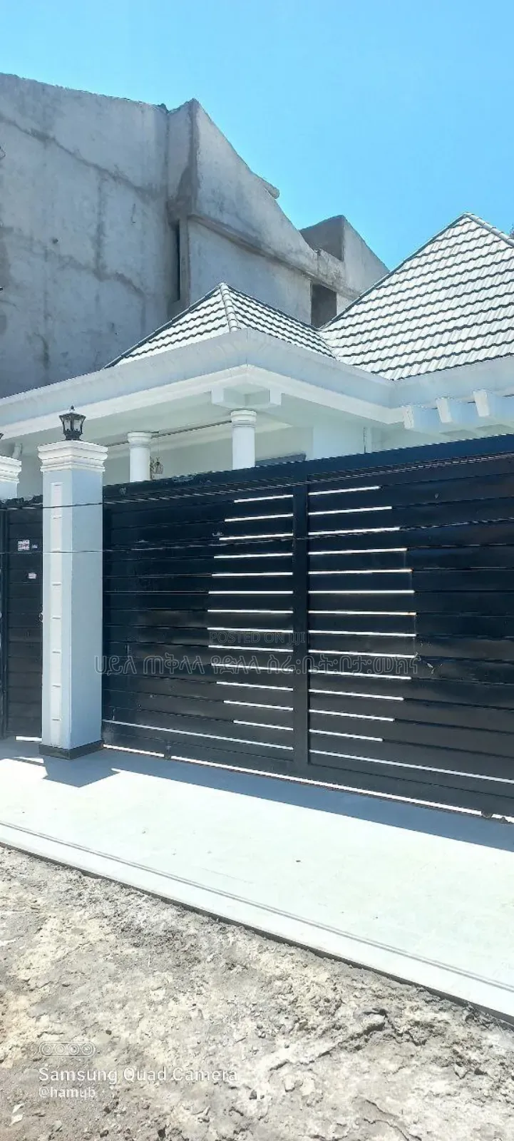 Furnished 4bdrm Villa in አያት ዞን ኮምፋውንድ ውስጥ, Yeka for sale