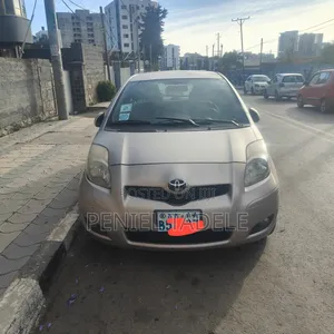Toyota Yaris 2010 Silver
