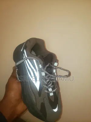 Adidas Yeezy 700