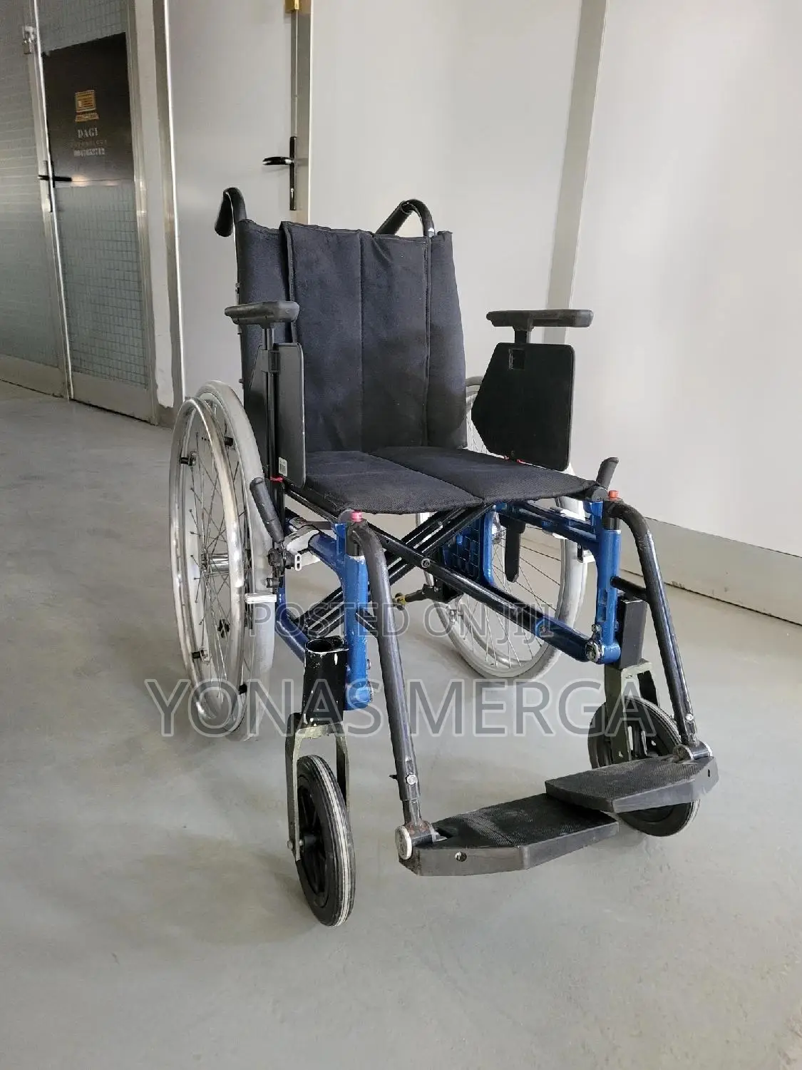 Manual Wheelchairs呂觀wheelchair With Drum Brakes 16"