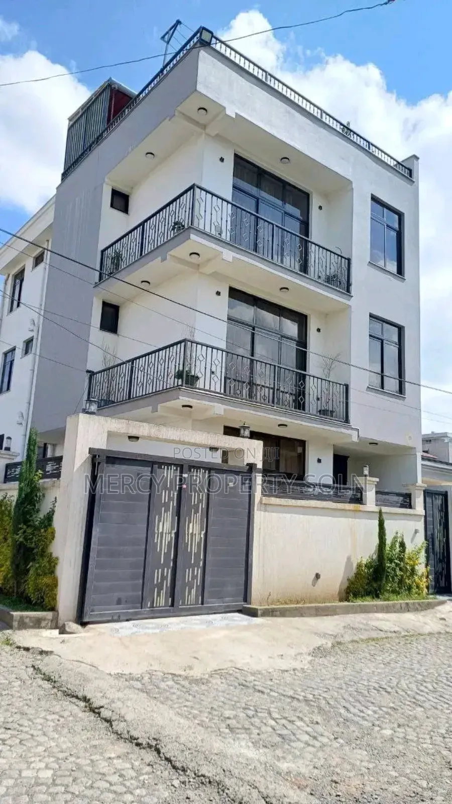Furnished 8bdrm House in Bole for sale