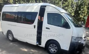 Toyota HiAce 2015