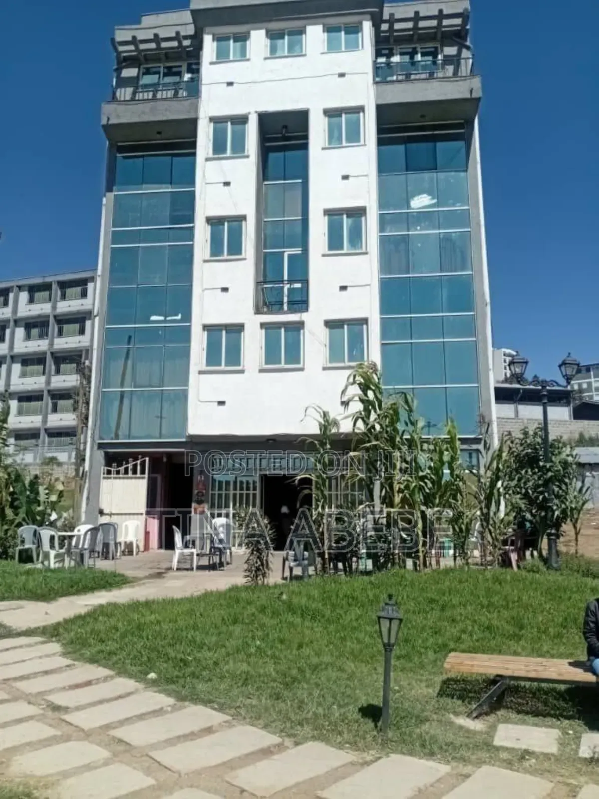 አስቸካይ የሚሸጥ የንግድ ህንፃ ባንክ እዳ አለበት