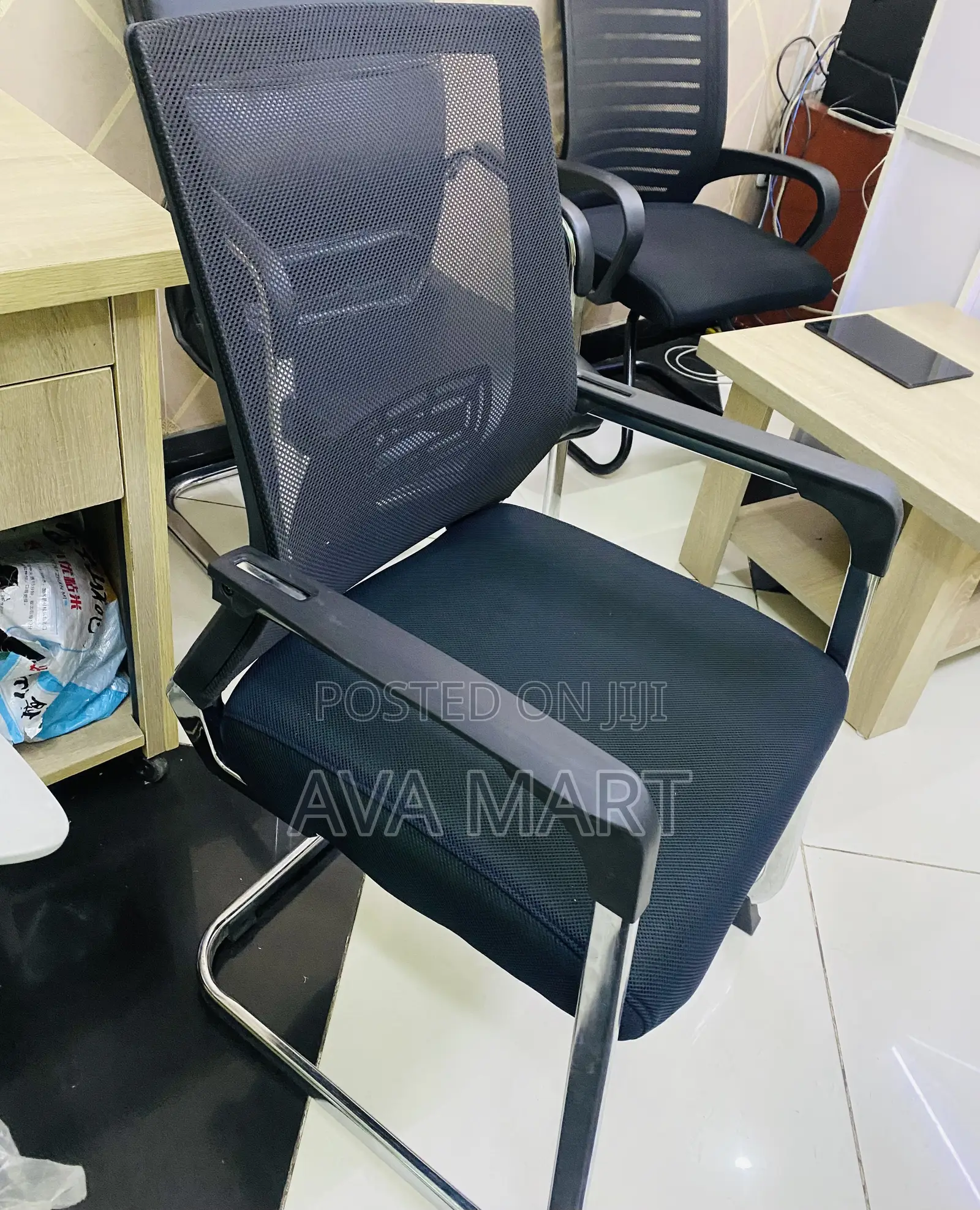 U-Leg Guest Chair