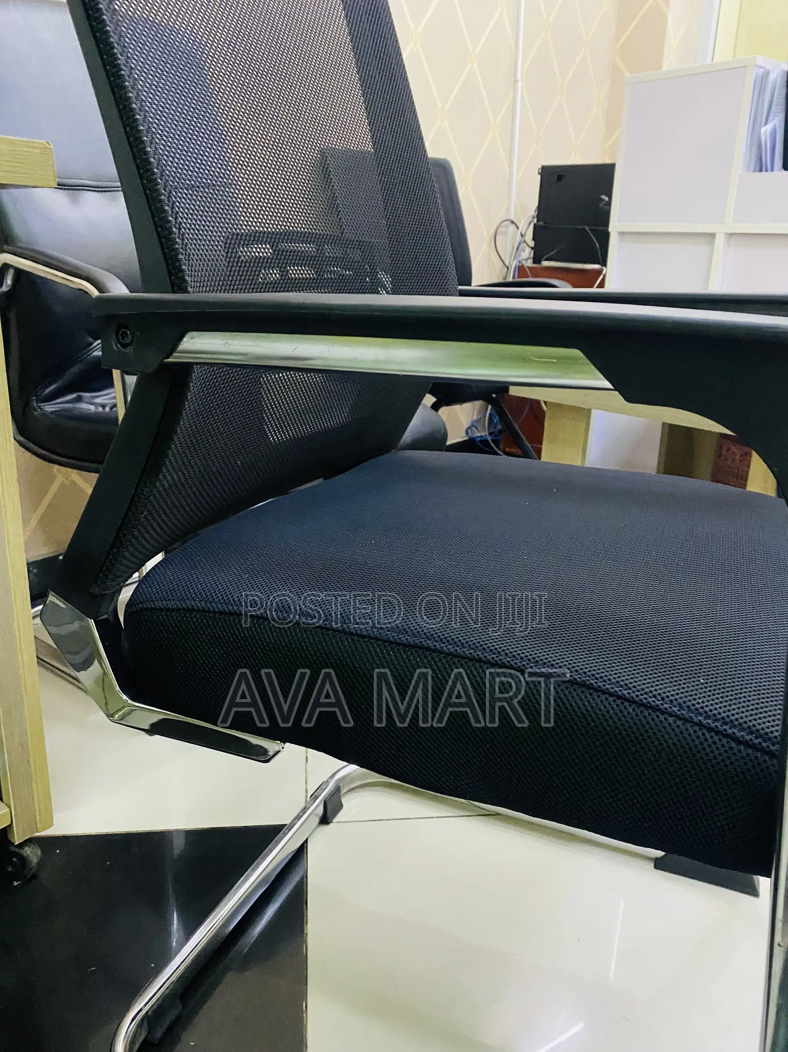 U-Leg Guest Chair