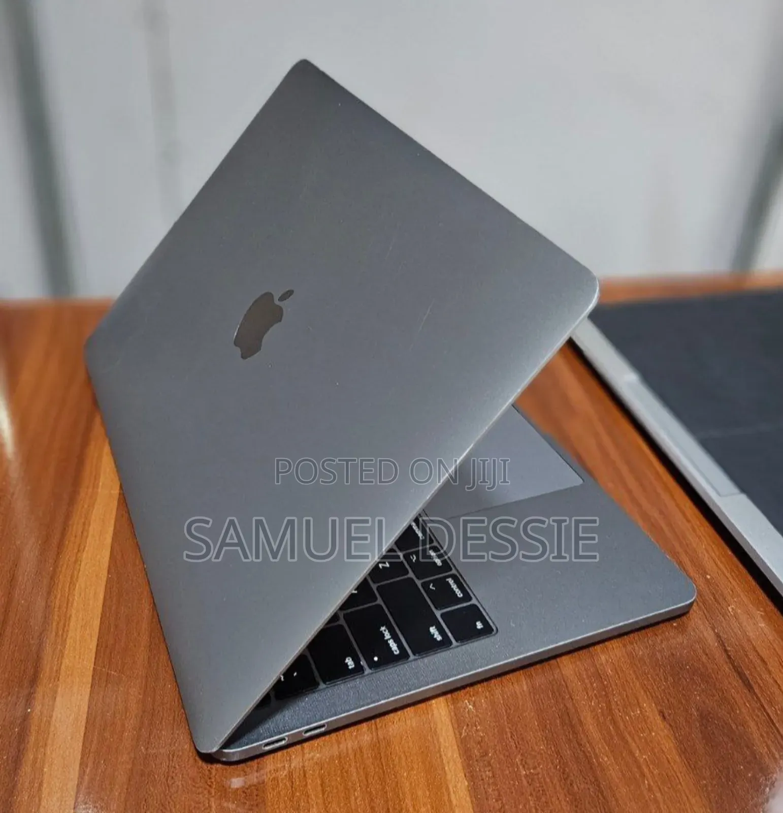 New Laptop Apple MacBook Pro 2017 8GB Intel Core i5 SSD 256GB
