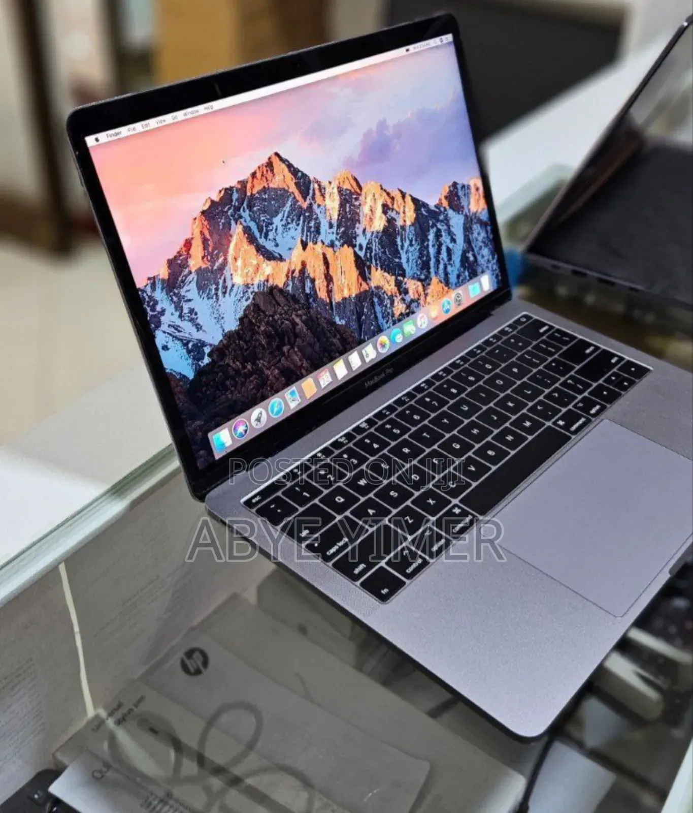 New Laptop Apple MacBook Pro 2017 8GB Intel Core i5 SSD 256GB