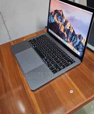 New Laptop Apple MacBook Pro 2017 8GB Intel Core i5 SSD 256GB