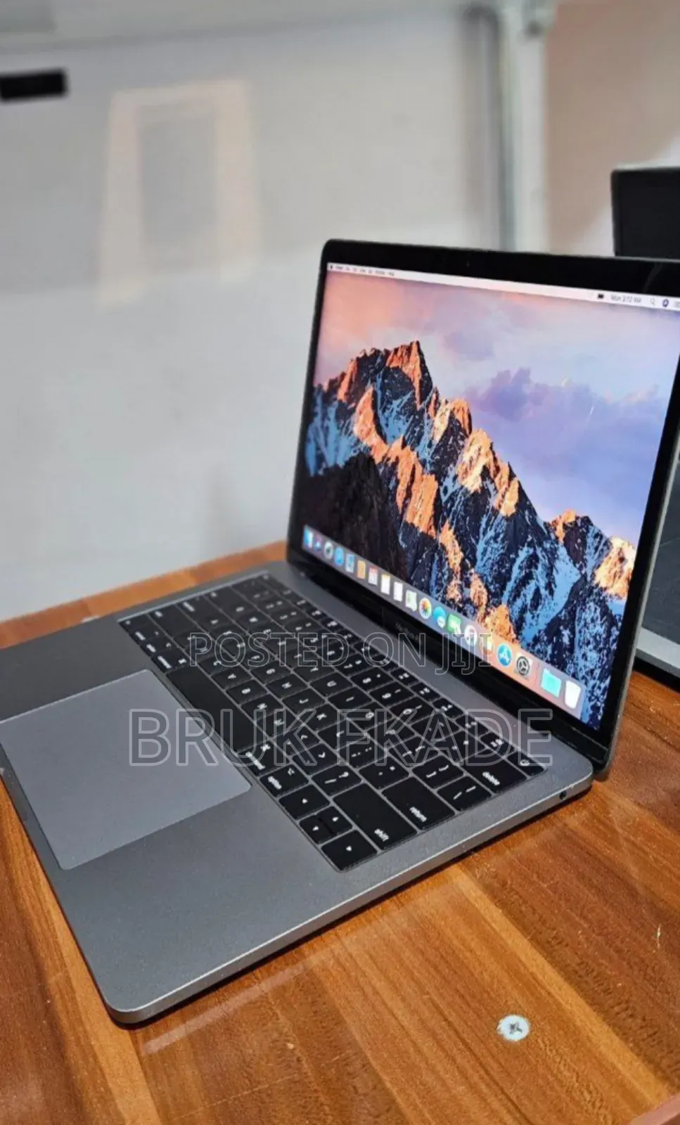 New Laptop Apple MacBook Pro 2017 8GB Intel Core i5 SSD 256GB