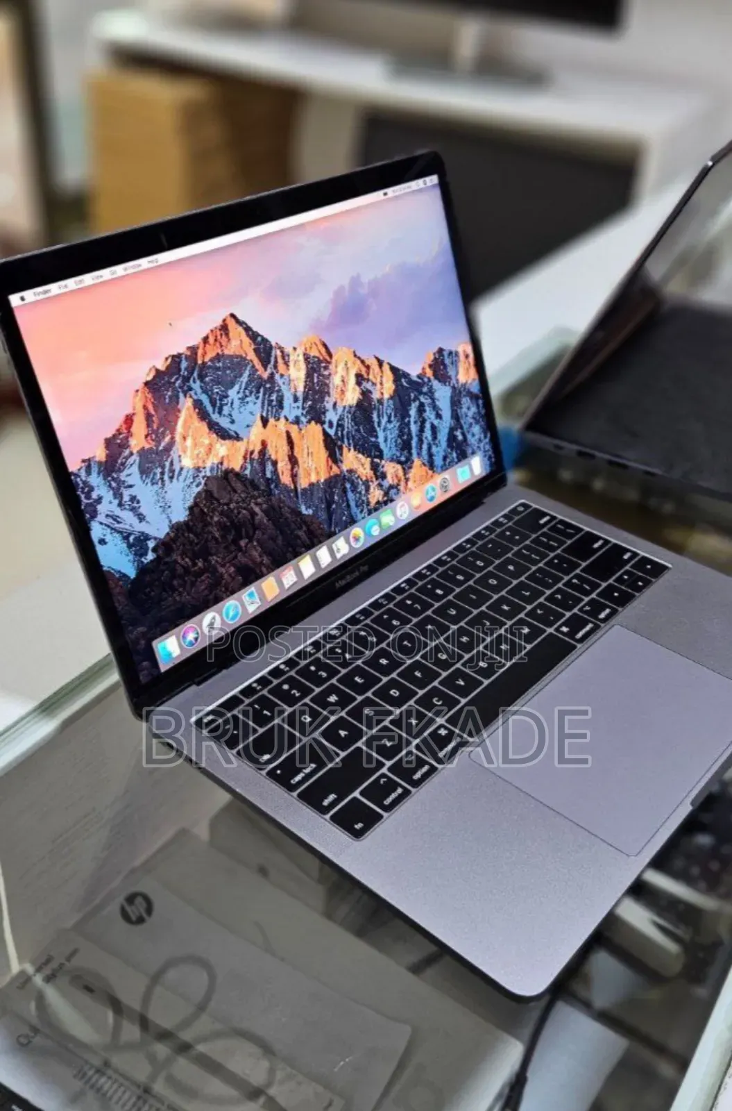 New Laptop Apple MacBook Pro 2017 8GB Intel Core i5 SSD 256GB