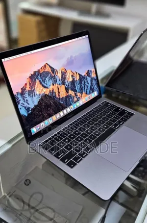 New Laptop Apple MacBook Pro 2017 8GB Intel Core i5 SSD 256GB
