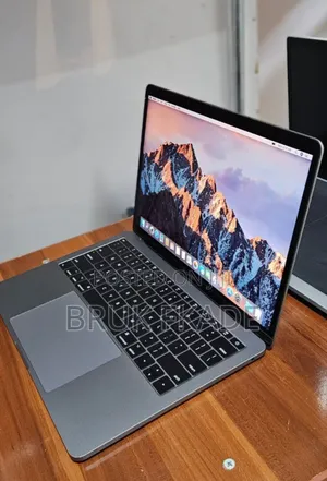 New Laptop Apple MacBook Pro 2017 8GB Intel Core i5 SSD 256GB