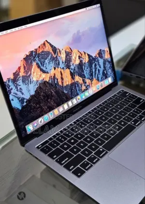 New Laptop Apple MacBook Pro 2017 8GB Intel Core i5 SSD 256GB