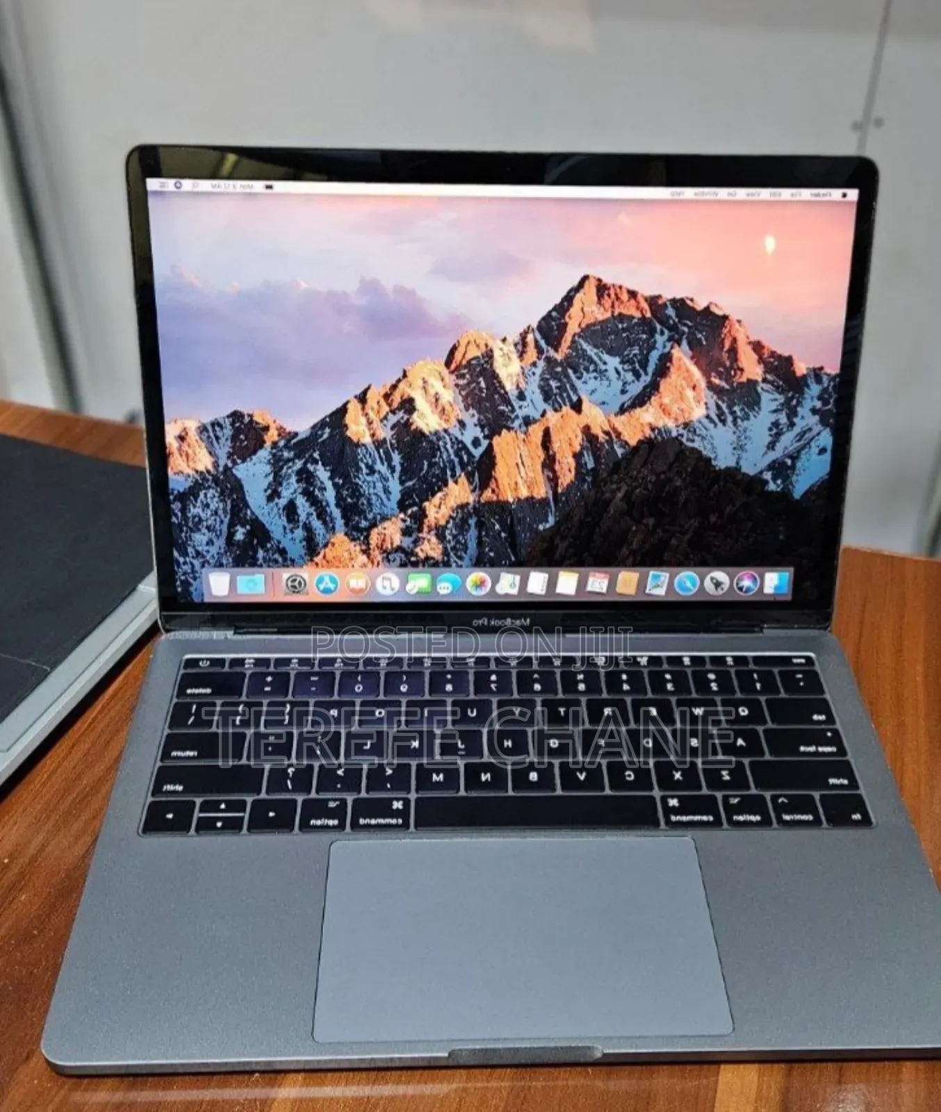 New Laptop Apple MacBook Pro 2017 8GB Intel Core i5 SSD 256GB