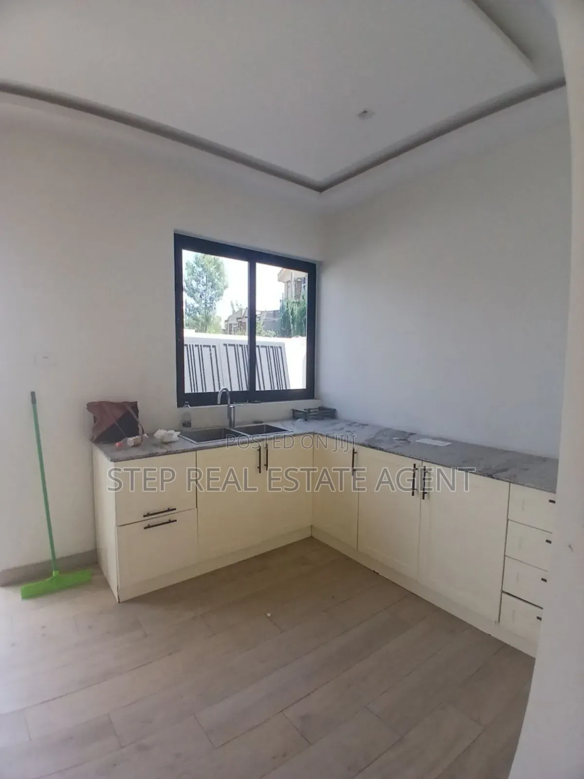 8bdrm House in Bole for sale
