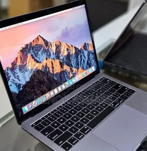 New Laptop Apple MacBook Pro 2017 8GB Intel Core i5 SSD 256GB