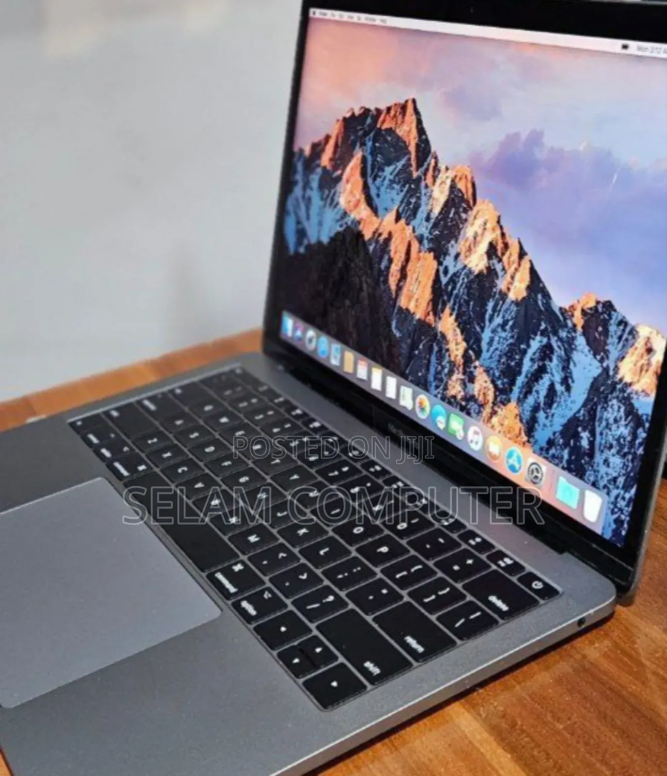 New Laptop Apple MacBook Pro 2017 8GB Intel Core i5 SSD 256GB