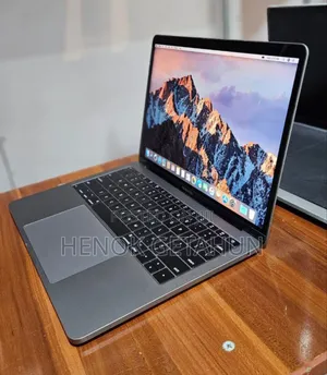 New Laptop Apple MacBook Pro 2017 8GB Intel Core i5 SSD 256GB